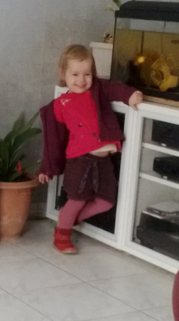 en pose devant l'aquarium